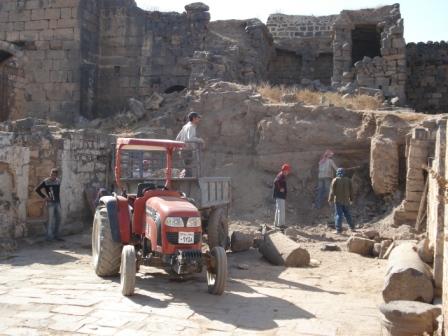 Bosra - onwetenschappelijke ontruiming van Druzeninwoning in Romeins badhuis